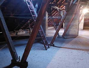 Zateplení stropu bytového domu a zhotovení revizních lávek